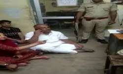 Meena Kanwar can be heard saying in the video: “Bacche