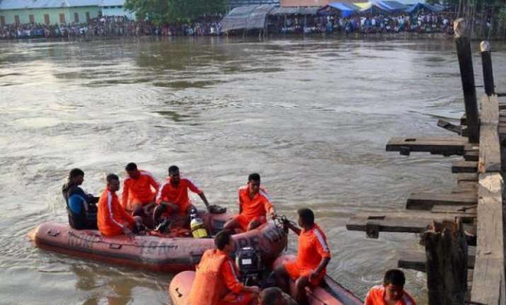 Pakistan boat capsize: Death toll rises to 8, dozens
