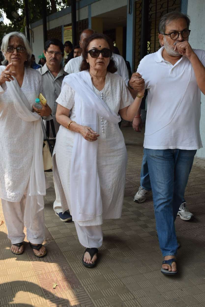 Veteran acterss Asha Parekh broke down why remembering the happy times she shared with her best friend and guardian angel, Nargis Rabadi.