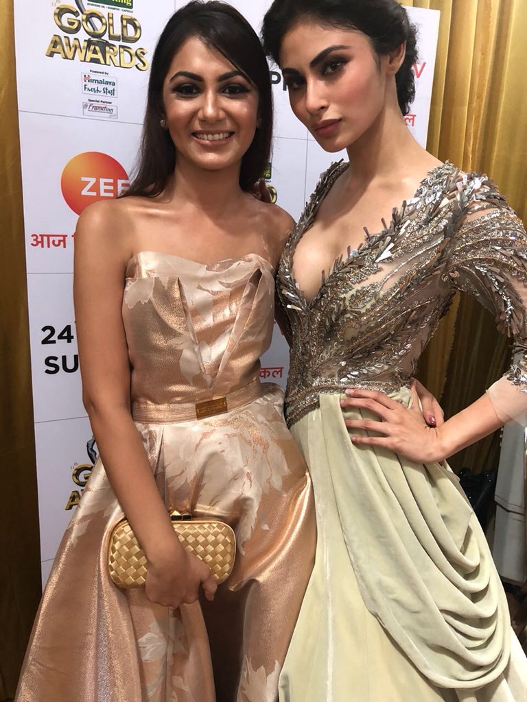Mouni Roy gets clicked with Sriti Jha at Gold Awards 2018.Â 