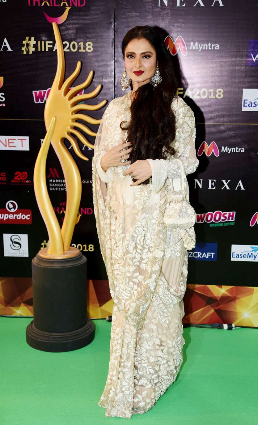 Iifa 2018 Rekha Kriti Sanon And Shraddha Kapoor Turn Heads At