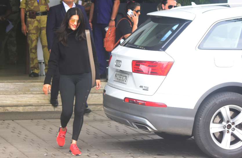 The actress didn't try to hide from the cameras. Instead, she smiled at the cameras before leaving in her car.Â 