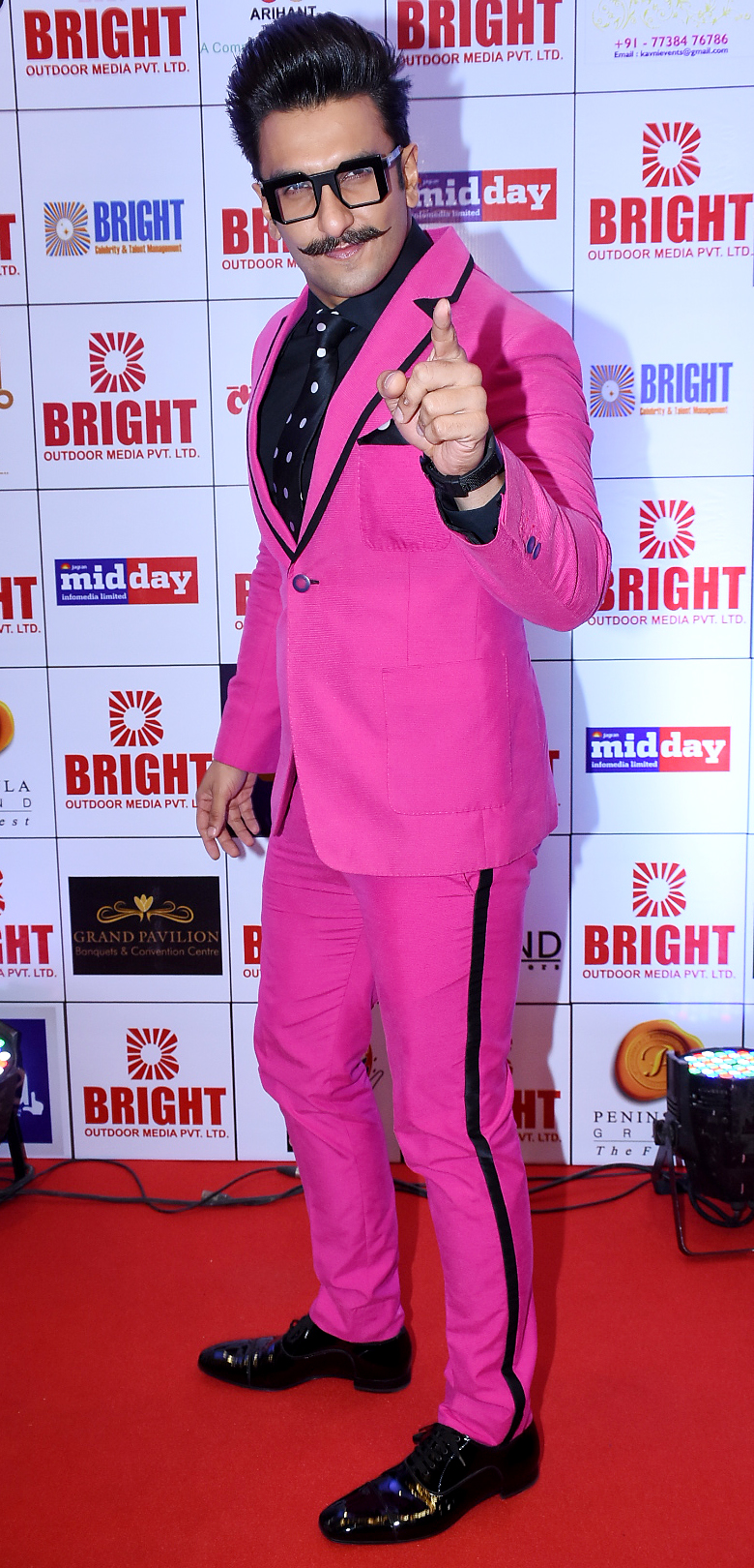 Only Ranveer Singh can pull this off! Simmba boy goes all pink for Yogesh Lakhani birthday bash (Pics Inside)