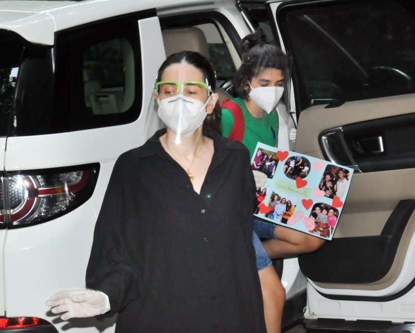 Karisma Kapoor with her son Kiaan Raj Kapoor was snapped by the paparazzi outside bebo's house.