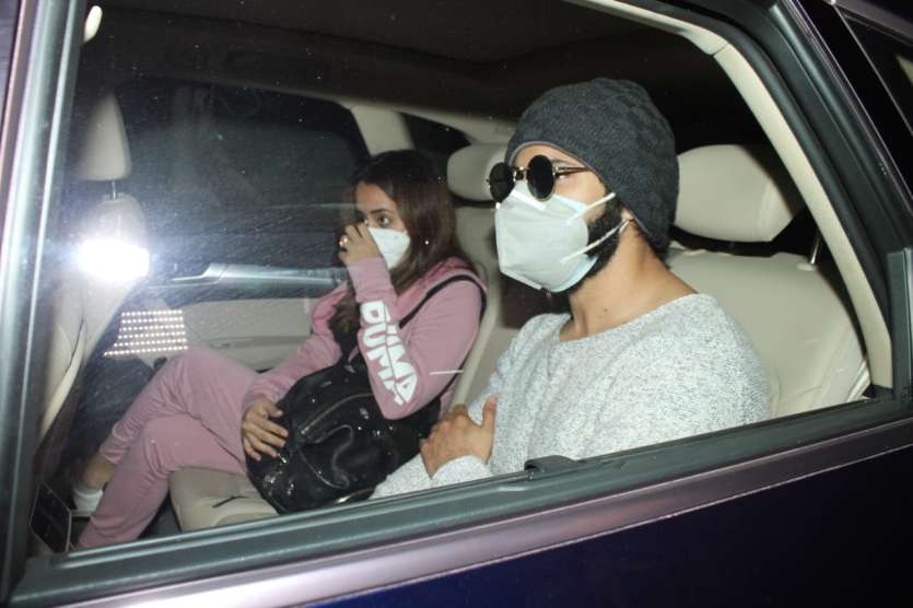 Natasha Dalal and Varun Dhawan papped at Mumbai airport.
 