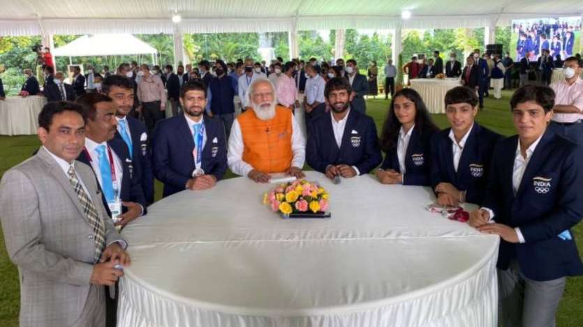 PM Modi with Indian wrestling contingent.