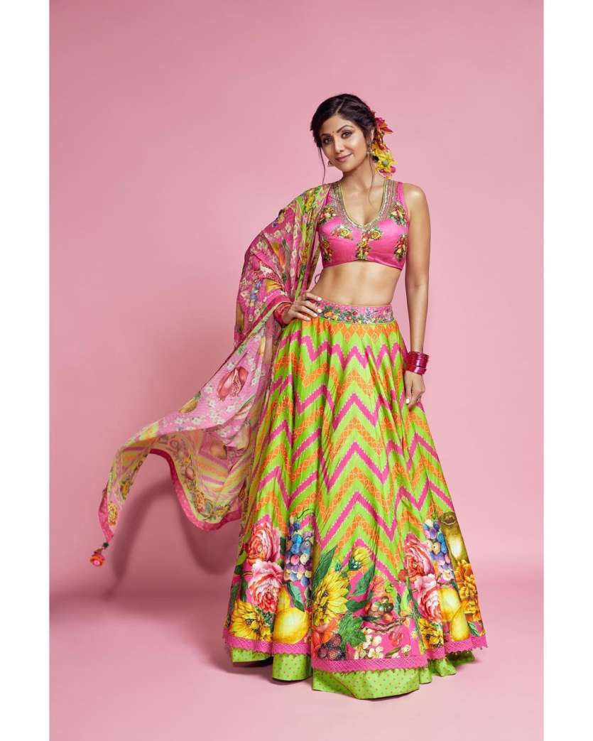 एक चमकदार गुलाबी और पीले रंग का लहंगा जो शिल्पा शेट्टी ने पहना था, वह कुछ ऐसा है जिसे आप मिस नहीं कर सकते।  यह एक दिन के आयोजन के लिए एक आदर्श पोशाक है। 