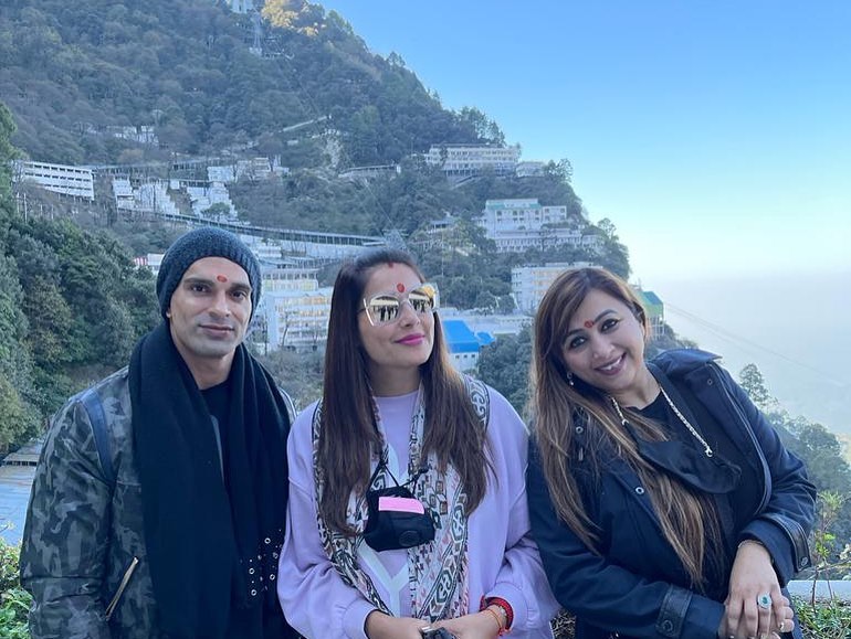 Karan Singh Grover and Bipasha Basu, who have worked together in film 'Alone' were seen posing happily with each other as they paid a visit to Vaishno Devi temple.
 