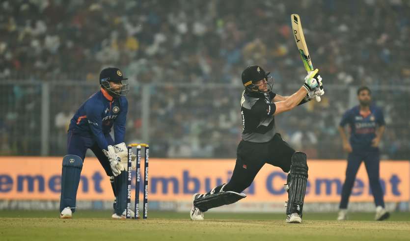 Martin Guptill of New Zealand plays a shot as Rishabh Pant of India keeps during the Third T20 International match between India and New Zealand at Eden Gardens on November 21, 2021 in Kolkata, India.
 