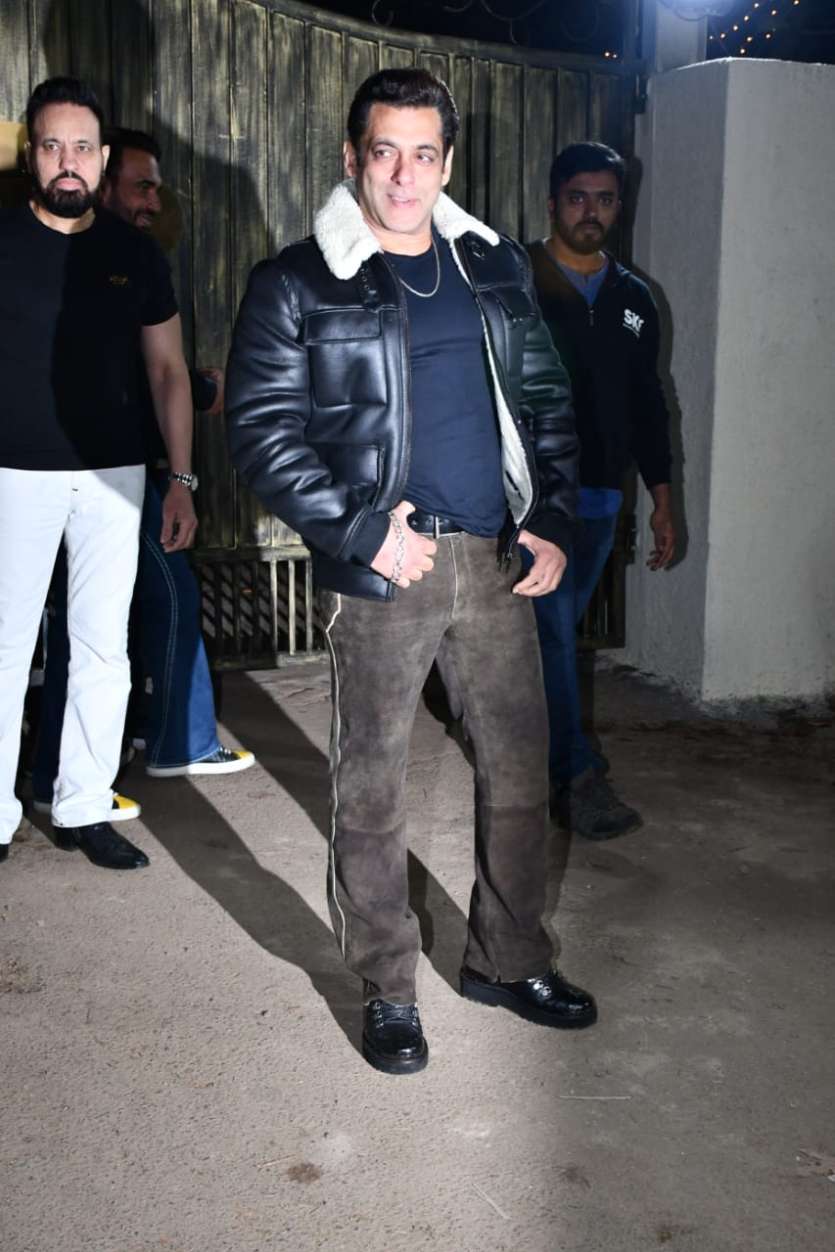 Salman Khan&#39;s birthday bash: Actor looks Dabangg, Bobby Deol, Arbaaz &amp;  others reach Panvel farmhouse
