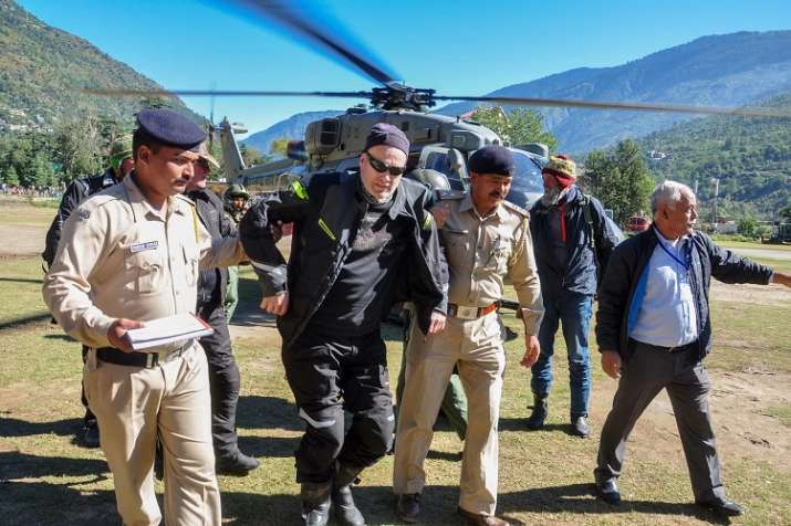 Stranded tourists being brought to Kullu after they were