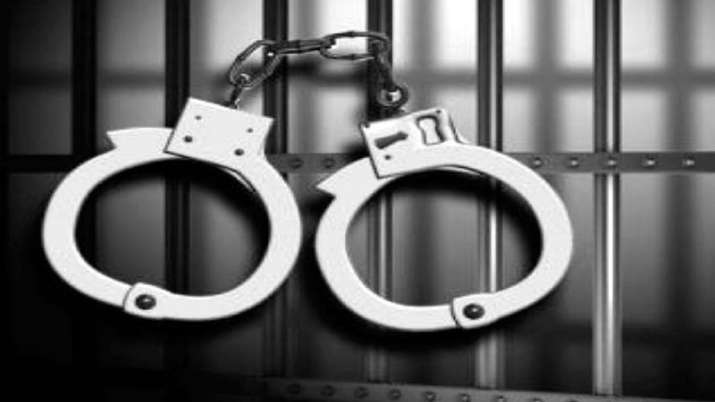 Maharashtra: Two govt employees held for taking bribe