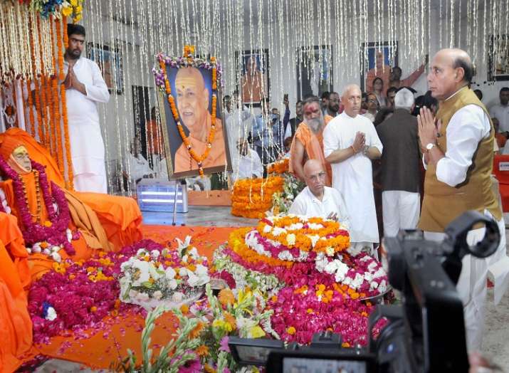 Union Minister Rajnath Singh offers tributes to the mortal