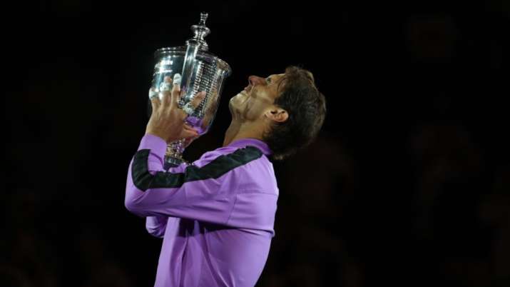 Rafael Nadal with the US Open title after defeating Daniil
