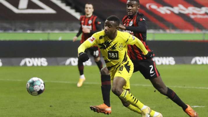Frankfurt's Evan N'Dicka, right, and Dortmund's Youssoufa
