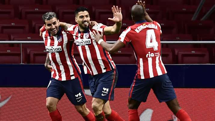 Atletico Madrid's Luis Suarez, center, celebrates with