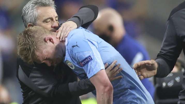 Manchester City's Kevin De Bruyne grimaces as he leaves the