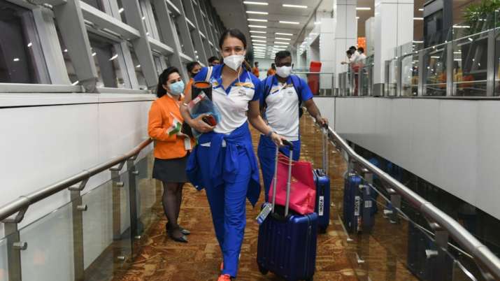Tokyo Olympics | Rapturous scenes at Delhi airport as first batch of Indian athletes departs