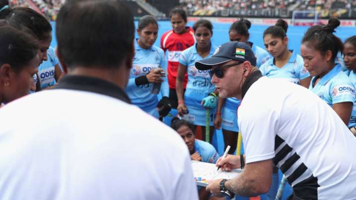 Sjoerd Marijne gives a team talk during the Pool B game between India and Ireland