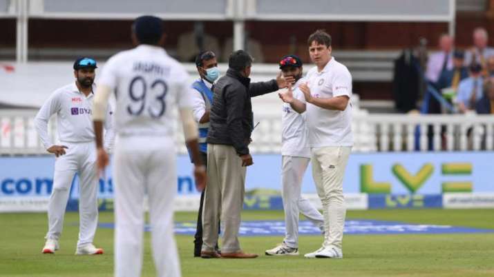 Intruder tries to join Indian team during Lord's Test