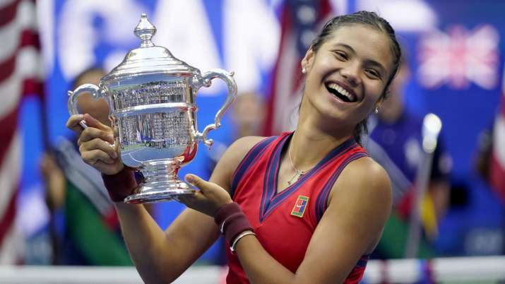 Emma Raducanu, of Britain, holds up the US Open