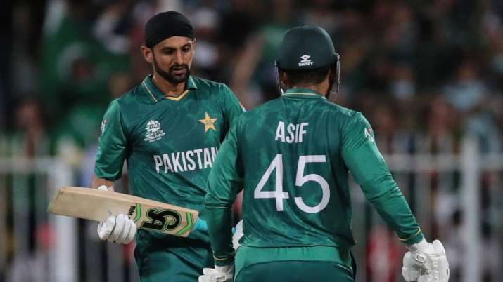 Pakistan's Shoaib Malik, left, celebrates with Asif Ali