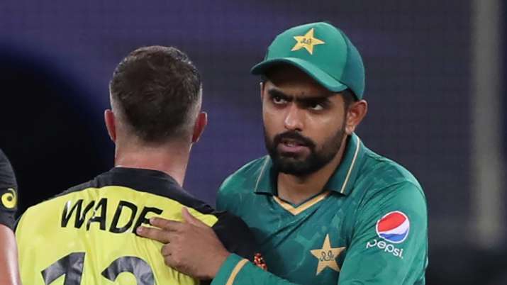 पाकिस्तान के कप्तान बाबर आजम ने ऑस्ट्रेलिया के मैथ्यू वेड को मैच के दौरान जीत पर बधाई दी 
