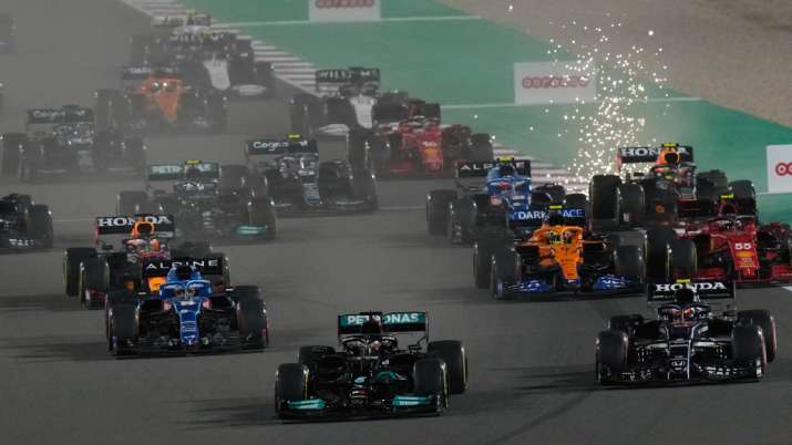 Pembalap Mercedes Lewis Hamilton dari Inggris memimpin di awal Grand Prix Formula Satu Qatar.  Di dalam