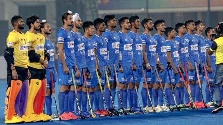 B . में FIH पुरुष जूनियर विश्व कप के दौरान भारत के जूनियर हॉकी खिलाड़ी राष्ट्रगान के लिए खड़े हैं