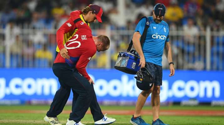 इंग्लैंड के जेसन रॉय ने इंग्लैंड के बीच ICC पुरुष T20 विश्व कप मैच के दौरान रिटायर्ड हर्ट होकर प्रतिक्रिया दी