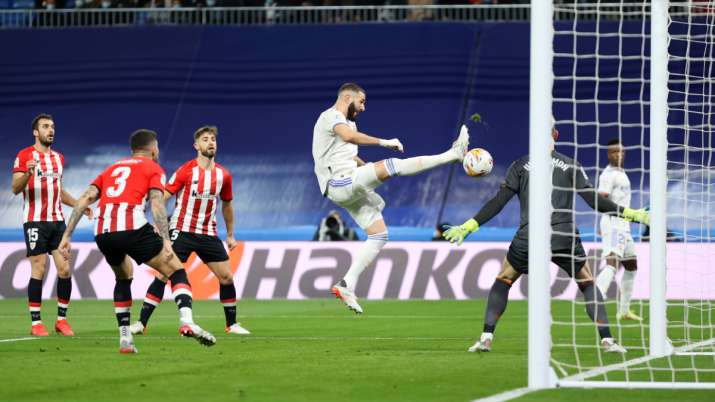 Real Madrid's Karim Benzema misses a chance during La Liga match against Athletic Bilbao at Estadio 