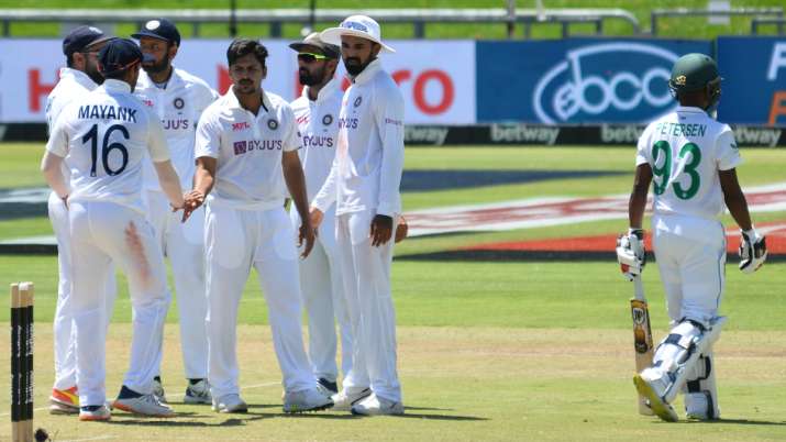 Shardul Thakur dari India merayakan gawang Keegan Petersen dari Afrika Selatan dengan rekan satu timnya.